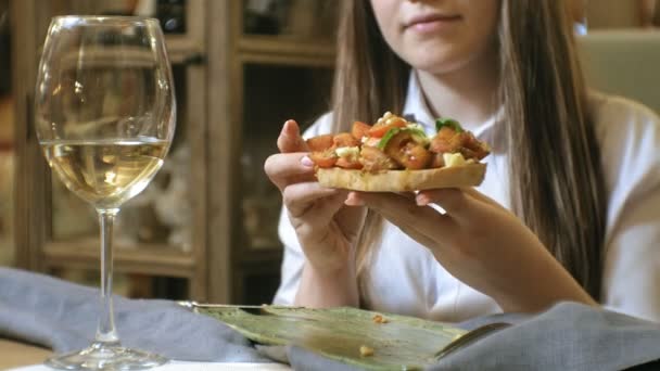 Hermosa mujer rubia comiendo y bebiendo en el restaurante, hora del almuerzo — Vídeos de Stock