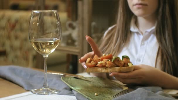 Mulher loira bonita comer e beber no restaurante, pausa para almoço — Vídeo de Stock