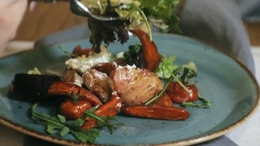 yakın çekim çekim: Tavuk lezzetli sıcak sebze salatası