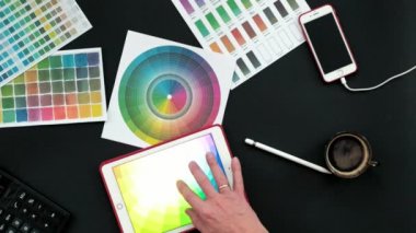Üstten Görünüm tablo grafik tasarımcısı, siyah arka plan