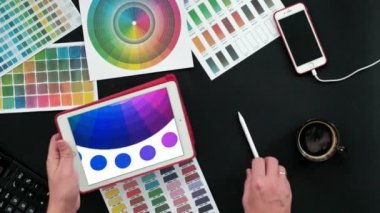 Üstten Görünüm tablo grafik tasarımcısı, siyah arka plan