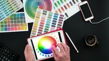 Üstten Görünüm tablo grafik tasarımcısı, siyah arka plan