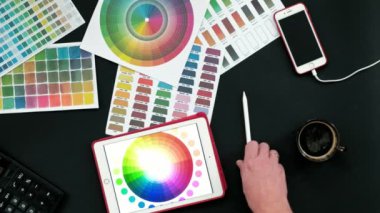 Üstten Görünüm tablo grafik tasarımcısı, siyah arka plan