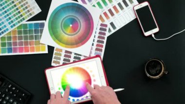 Üstten Görünüm tablo grafik tasarımcısı, siyah arka plan