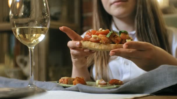 Hermosa mujer rubia comiendo y bebiendo en el restaurante, hora del almuerzo — Vídeos de Stock