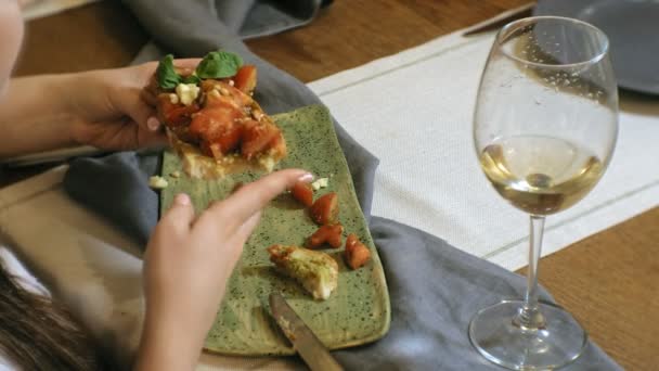 Närbild skytte: en läcker smörgås med grönsaker, tomater och avokado, bruschetta — Stockvideo