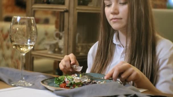 Krásná blondýnka, jídlo a pití v restauraci, přestávka na oběd — Stock video