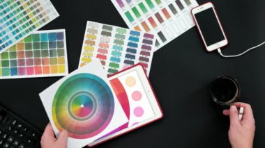 Üstten Görünüm tablo grafik tasarımcısı, siyah arka plan