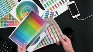 Üstten Görünüm tablo grafik tasarımcısı, siyah arka plan