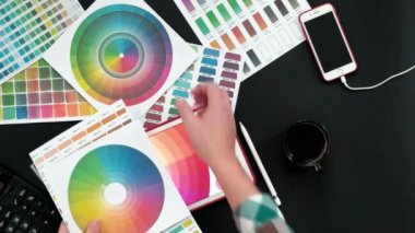 Üstten Görünüm tablo grafik tasarımcısı, siyah arka plan