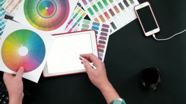 Üstten Görünüm tablo grafik tasarımcısı, siyah arka plan