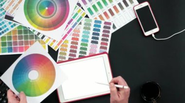 Üstten Görünüm tablo grafik tasarımcısı, siyah arka plan