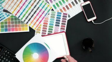 Üstten Görünüm tablo grafik tasarımcısı, siyah arka plan
