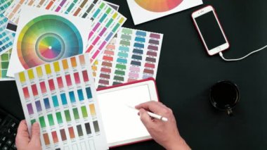 Üstten Görünüm tablo grafik tasarımcısı, siyah arka plan