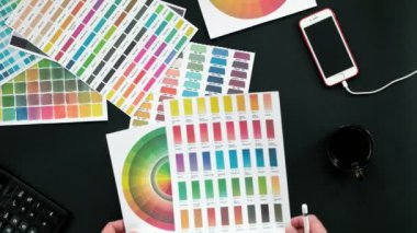 Üstten Görünüm tablo grafik tasarımcısı, siyah arka plan