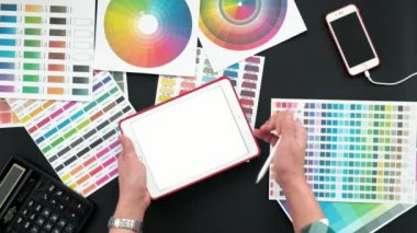 Üstten Görünüm tablo grafik tasarımcısı, siyah arka plan