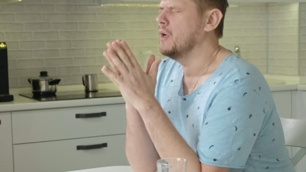 Un uomo in pigiama che beve acqua in cucina. Buongiorno. — Video Stock