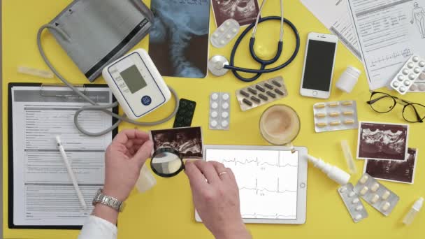 Vista superior del escritorio de los terapeutas, resultados del ECG en una tableta de computadora, ultrasonido, medicina y concepto de atención médica — Vídeos de Stock