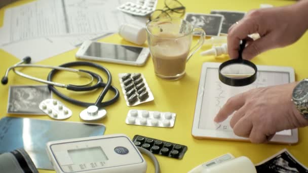 Side view of the therapists desktop, ECG results on a computer tablet, ultrasound, medicine and health care concept — Stock Video