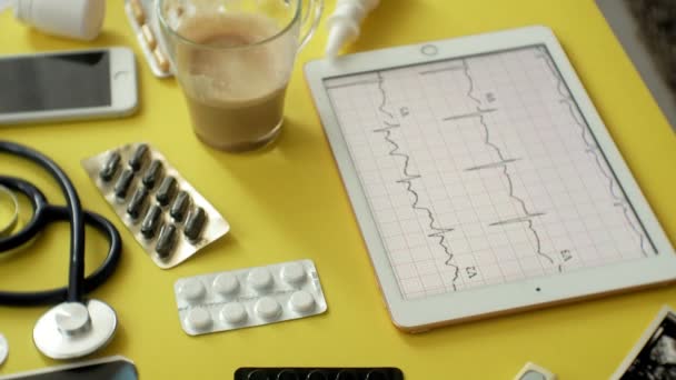 Vista lateral del escritorio de los terapeutas, resultados del ECG en una tableta de computadora, ultrasonido, medicina y concepto de atención médica — Vídeos de Stock