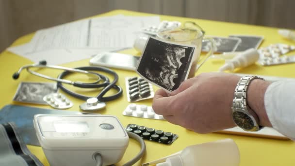 Vista lateral del escritorio de los terapeutas, resultados del ECG en una tableta de computadora, ultrasonido, medicina y concepto de atención médica — Vídeos de Stock