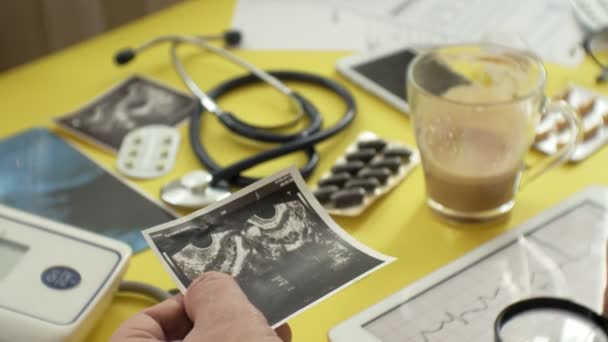 Seitenansicht des Therapeuten-Desktops, ecg-Ergebnisse auf einem Computer-Tablet, Ultraschall, Medizin und Gesundheitskonzept — Stockvideo