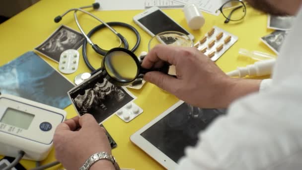 Oldalnézetből a terapeuták asztal, EKG eredmények-ra egy számítógép tabletta, ultrahang, orvosi és egészségügyi koncepció — Stock videók