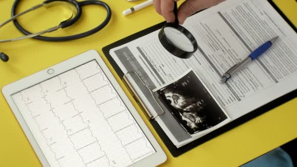 Visão lateral da área de trabalho dos terapeutas, resultados do ECG em um tablet de computador, ultra-som, medicina e conceito de cuidados de saúde — Vídeo de Stock