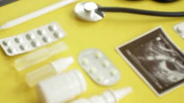 Terapistler masaüstü, EKG sonuçları bilgisayar tablet, ultrason, tıp ve sağlık kavramı üzerinde yan görünüm