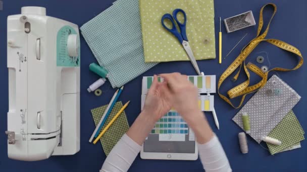 お針子デザイナー ブランドの洋服、平面図、青い背景のテーブル — ストック動画
