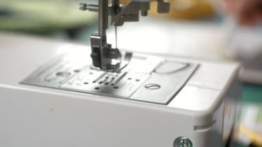 terzi giysi Tasarımcısı tablo, görünüm, yeşil arka plan yan