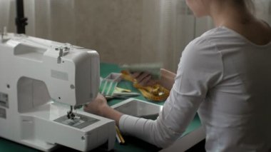 terzi giysi Tasarımcısı tablo, görünüm, yeşil arka plan yan