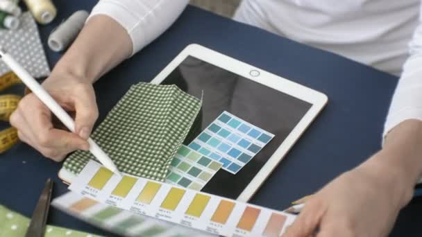 Mesa costurera diseñador ropa, vista lateral, fondo azul — Vídeos de Stock