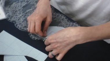 Masaüstü terzi, tasarımcı iç çamaşırı, yan görünüm, mavi arka plan