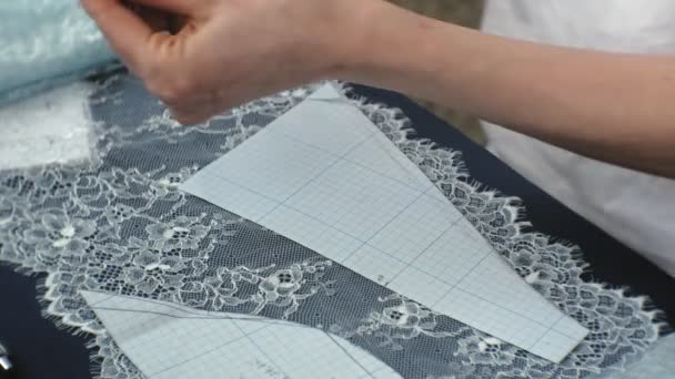Costurera de escritorio, lencería de diseño, vista lateral, fondo azul — Vídeo de stock