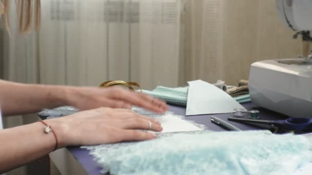 Costurera de escritorio, lencería de diseño, vista lateral, fondo púrpura — Vídeo de stock