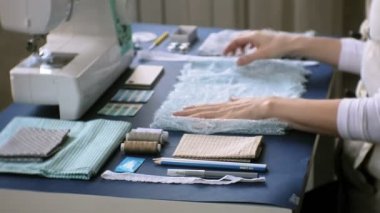 Masaüstü terzi, tasarımcı iç çamaşırı, yan görünüm, mor arka plan