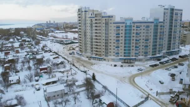 Vuelo en quadcopter en una zona residencial — Vídeo de stock