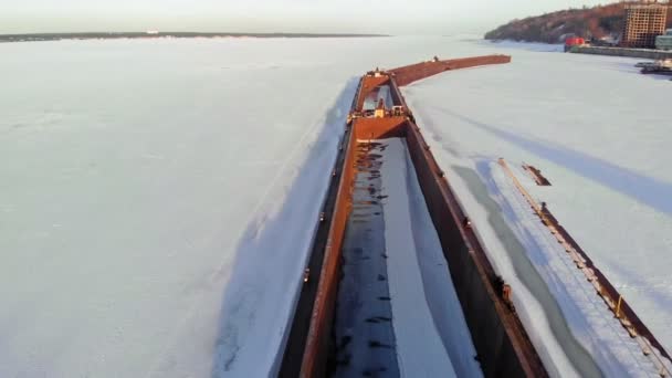 Altes Schiff, Barge, auf einem zugefrorenen Fluss, Luftaufnahmen — Stockvideo