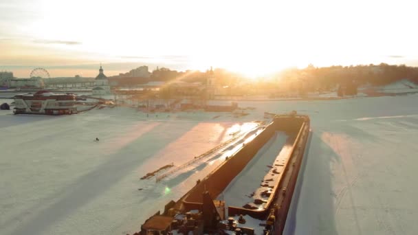 Gamla fartyg, pråm, på en frusen flod, antenn skytte — Stockvideo