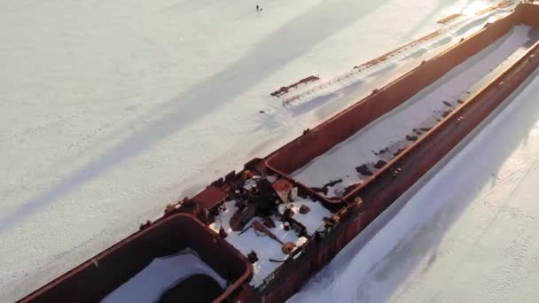 Oude schip, binnenschip, over een bevroren rivier, luchtfoto schieten — Stockvideo