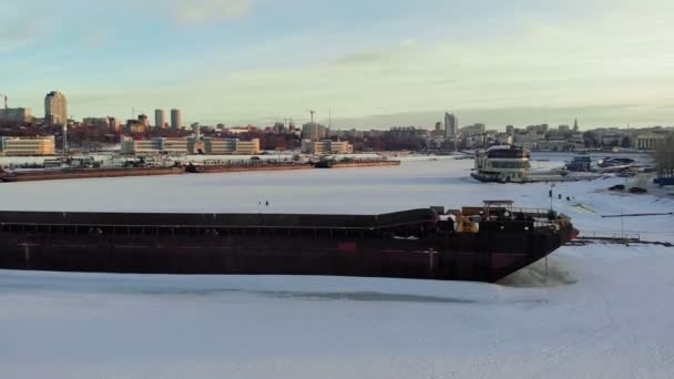 Oude schip, binnenschip, over een bevroren rivier, luchtfoto schieten — Stockvideo