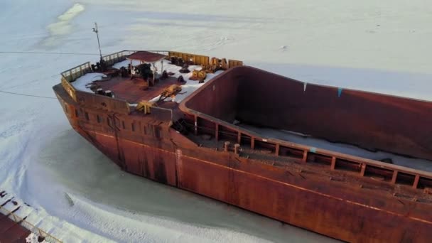 Barco viejo, barcaza, en un río congelado, tiro aéreo — Vídeo de stock