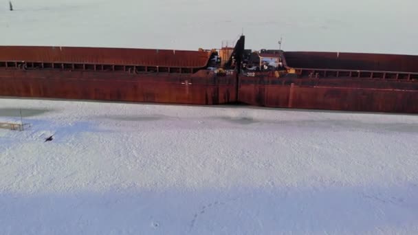 Altes Schiff, Barge, auf einem zugefrorenen Fluss, Luftaufnahmen — Stockvideo