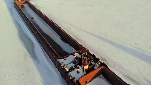 Altes Schiff, Barge, auf einem zugefrorenen Fluss, Luftaufnahmen — Stockvideo