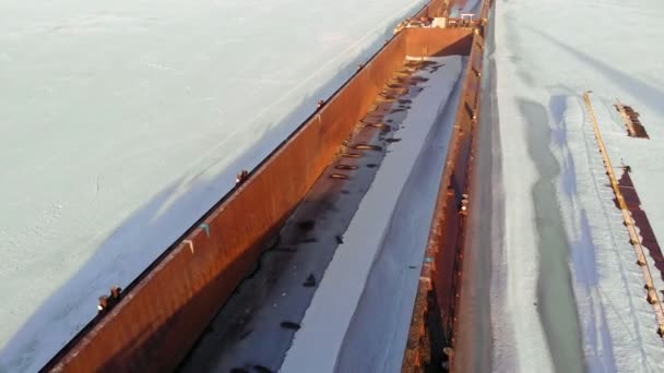 Barco viejo, barcaza, en un río congelado, tiro aéreo — Vídeos de Stock
