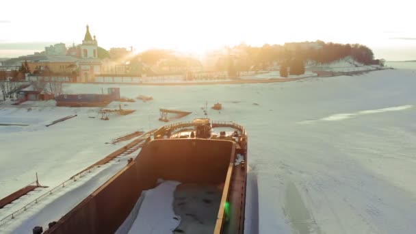 Oude schip, binnenschip, over een bevroren rivier, luchtfoto schieten — Stockvideo