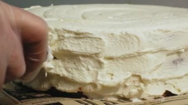 Pişirme kavramı. Profesyonel pasta şefi lezzetli bir kek, çekim yapar