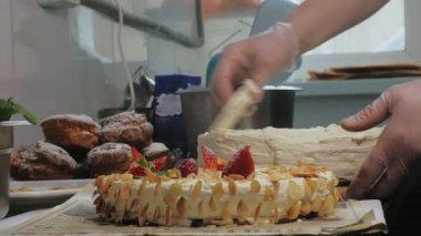 Pişirme kavramı. Profesyonel pasta şefi lezzetli bir kek, çekim yapar