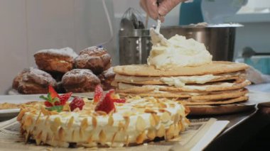 Pişirme kavramı. Profesyonel pasta şefi lezzetli bir kek, çekim yapar